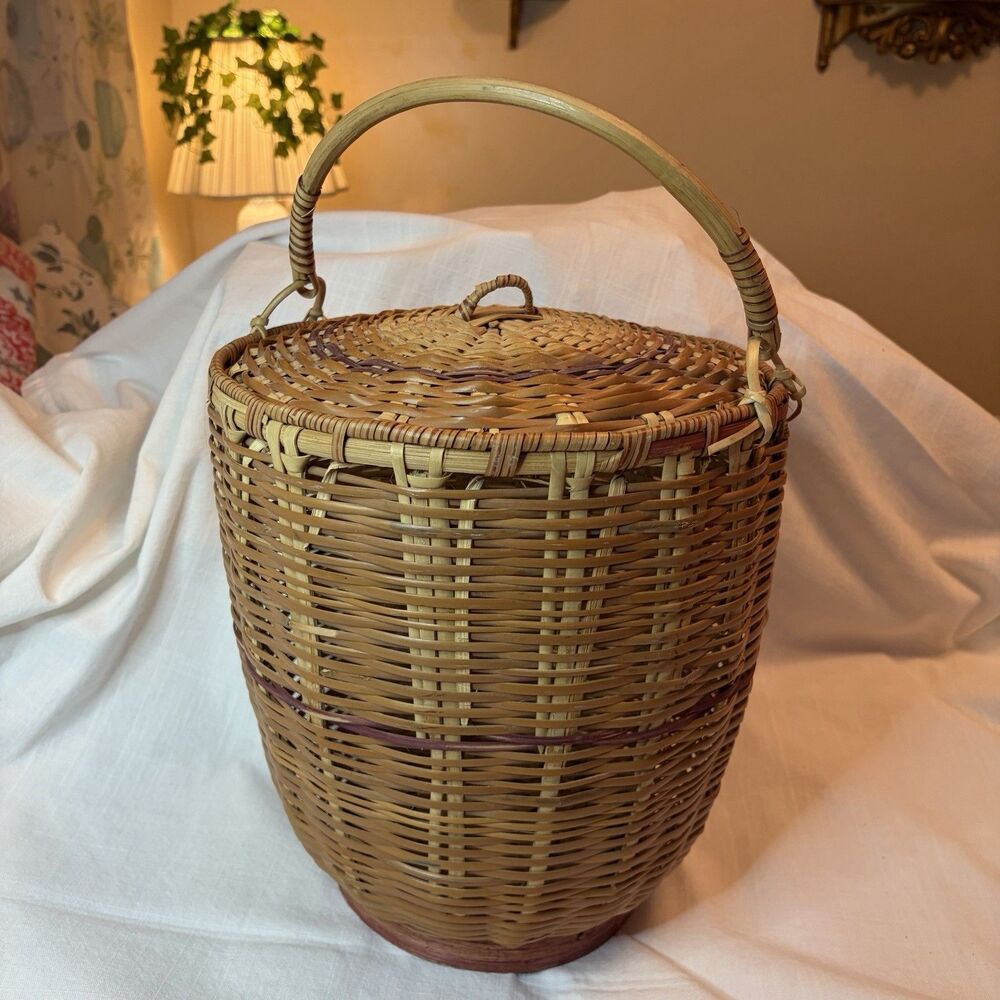 Vintage Hand Woven Wicker Basket With Fitted Lid Top Handle 11” x 14”